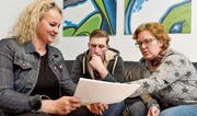 Eine typische Situation: Time-out-Leiterin Franziska Stöckli bespricht mit Christian und Daniela Rietmann die Lernziele. (Bild: Donato Caspari)