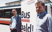 Stadtrat Urs Müller und Urs Ambühl, Leiter der Stadtbus-Verwaltung, wünschen «Bus bald». (Bild: Mathias Frei)
