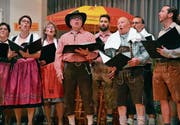 Der Gemischte Chor Mettlen ist, passend zum Motto Oktoberfest, in Dirndl und Lederhosen aufgetreten. (Bild: Monika Wick)