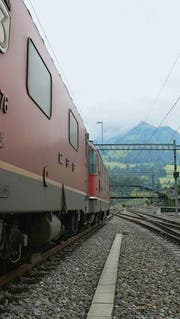 Warten auf die Fahrt durch den Berg: Vor dem Portal des Lötschberg-Basistunnels in Frutigen. (Bild: Tobias Gafafer)