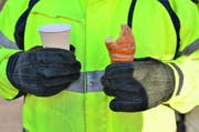 Der Kaffeebächer wärmt ein bisschen, das eiskalte Gipfeli muss an der Heizung erwärmt werden. (Bild: Max Eichenberger)
