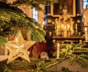 Festlich geschmückt: der Weihnachtsbaum in der Kolumbanskirche in Rorschach. (Bild: Jil Lohse)