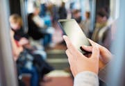 In der Bahn richten viele Menschen ihren Blick auf ihr Smartphone. (Bild: depositphotos/LDProd)