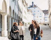 Das Kollektiv Arthur Junior führt die Aktion durch. Dessen Mitglieder – auf dem Bild zu sehen ist auch Marcel Hörler – haben die Künstlerinnen und Künstler ausgewählt, die in der Fussgängerzone ausstellen. Für die Arbeit steht diesen auch ein Atelier in der Altstadt zur Verfügung. (Bild: pd)