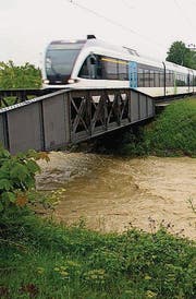 Sicher: Unter der Eisenbahnbrücke kann mehr abfliessen als 2002. (Bild: Rudolf Hirtl oceandesign@bluewin)