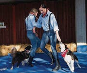 Im Vordergrund tanzt Regina Heeb aus St. Gallen mit Hund Benja, neben ihr Saskia Holderegger aus Felben-Wellhausen mit Saybia. (Bild: Andreas Taverner)