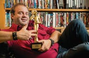 Nach dem Sieg beim Swiss Comedy Award gönnt sich Florian Rexer einen entspannenden Moment, bevor es zu den nächsten Terminen geht. (Bild: Reto Martin)