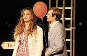 Er ist schüchtern – und sie nicht abgeneigt. Maria Lisa Huber als Karoline und Florian Steiner als Schürzinger. (Bild: Mario Gaccioli)