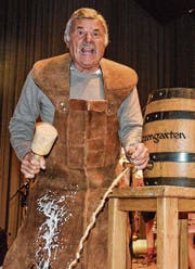 O’zapft is! Hausi Leutenegger sticht das Fass an.