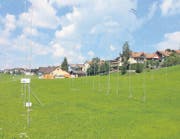Die Überbauung Rohr liegt zwischen Bahntrassee und dem überbauten Gebiet Zidler, oben im Bild. Der Bauernhof bleibt bestehen. Die acht Mehrfamilienhäuser verteilen sich rechts und links respektive west- und südwärts von ihm. (Bild: Patrik Kobler)