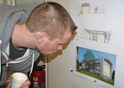 Ein Schulbürger schaut sich interessiert die Pläne für den Erweiterungsbau an. (Bilder: Monika Wick)