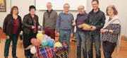Buntes «Diakonie-Ballon-Leiterwägelchen» mit fröhlichem Vorstand (von links): Elke Pereyra, Waltraud Eggenberger, Peter Graf, Willi Rupper, Hanspeter Schwendener, Präsident Christoph Buschor und Doris Schudel. (Bild: Silvia Frick)