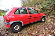 Ein roter Opel Corsa am Strassenrand. Die Polizei hat die Türen abgeklebt. (Bild: Mario Testa)