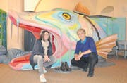 Frauke Dammert und Walo Abegglen vom Seemuseum posieren vor der Attraktion der Fisch-Ausstellung: Dem Märchenfisch Wuhubari. (Bild: Michèle Vaterlaus)