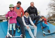 Mario und Esther Jucker und Markus Hochuli flankiert von den beiden kleinen Pumptrack-Fans Yara und Nils. (Bild: Hana Mauder Wick)