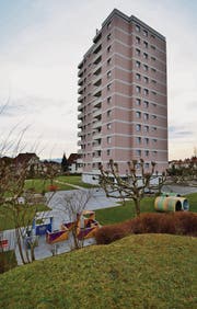 Auf diesem Hochhaus mit Spielplatz in Romanshorn will die Sunrise eine neue, 22mal stärkere Mobilfunkantenne errichten. (Bild: Max Eichenberger)