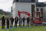 Gilgian Leuzinger von der Relesta AG, VR-Präsident Rolf Engler, Gemeindepräsident Ernst Koller, Chefarzt Thomas Baisch, Direktor Georg Stoffels, Architekt Rolf Mayer, Roland Benz, Leiter Technik, und Chefarzt Artur Bernardo legen selbst Hand an. (Bilder: PAG)