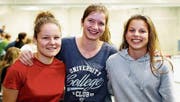 Unihockey-Juniorinnen mögen schöne Spieler: Mirjam Neff, Alissa Hollenstein und Seraina Fitzi. (Bilder: Christian Rupper/frauenfeld-events.ch)