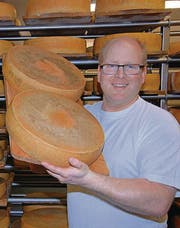 Thomas Stadelmann im Käsekeller seiner Käserei. (Bild: Ruben Schönenberger)