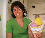 Judith Maier mit einem Chübeli Mango-Waldbeere. (Bild: Mathias Frei)