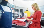 Bernina-Designerin Caroline Läubli vor dem Bernette-Topmodell b38. (Bild: Andrea Stalder)