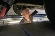 Das Strassenverkehrsamt kann dank einer zündenden Idee die Departementsrechnung um 150 000 Franken pro Jahr entlasten: Fahrzeugkontrolle. (Bild: Reto Martin)