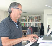 Karl Paller in seinem Musikzimmer in Züberwangen, wo er gerade aus Telemanns «Die Tageszeiten» spielt. (Bild: Ursula Ammann)
