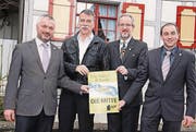 Andreas Guhl, Jürg Schumacher, Roland A. Huber und Kolumban Helfenberger präsentieren den Slogan der BDP. (Bild: Christof Lampart)