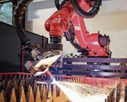 Tubenproduktion bei der Permpack AG (oben). Ein Fasenroboter bearbeitet ein Werkstück bei der Stürm SFS AG. (Bilder: zVg)