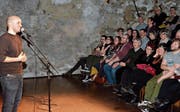 Einer der Grossen: Slampoet Renato Kaiser riss das Publikum zu Lachstürmen hin. (Bild: Christoph Heer)