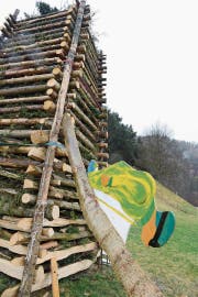 Am 18. Februar wird der Holzstoss angezündet: Unten am Plattiser Funken ist gemäss Wafa-Motto «Winter-Olympiade 2018» ein Skispringer zu sehen. (Bild: Hansruedi Rohrer)