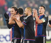 Die Spieler des FC Basel nach dem 2:1-Heimsieg gegen St-Etienne. (Bild: ky/Gian Ehrenzeller)