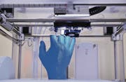 Abschied von der Massenproduktion: Ein 3D-Drucker stellt ein personalisiertes Produkt her. So könnte die Fabrik der Zukunft aussehen. (Bild: fotolia/dreamnikon)