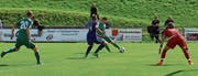 In der zehnten Minute hatte der FC Buchs die beste Einschussmöglichkeit der ersten Halbzeit: Doch die Flanke von Michael Giger (am Ball) konnte Raphael Rohrer (links) nicht wunschgemäss unter Kontrolle bringen. Der Ball versprang, die Torchance war futsch. (Bild: Robert Kucera)