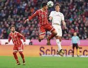 Bayern München mit James Rodriguez (Mitte) erlebt zurzeit einen Höhenflug. (Bild: Lukas Barth/EPA)