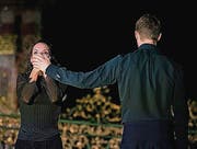 Schweigen trifft Redseligkeit: Ana Sánchez Martinez und Jack Widdowson in einem vielsagenden Zwiegespräch. (Bild: Theater St. Gallen/Andreas J. Etter)