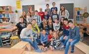 Die Schülerinnen und Schüler von Catherine Erni (hinten links) und Barbara Zivkovic (hinten rechts). Hinten Mitte: Pensionärin Dora Fischer. (Bilder: Beat Lanzendorfer)