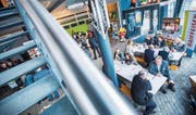 Die Festbänke im Kino bieten genügend Platz, um etwas zu essen und sich über die Filme zu unterhalten. (Bild: Andrea Stalder)