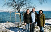 Frederike Weise und Andreas Kellenberger, beide im Vorstand des Gönnervereins, und Jacqueline Süssli vom Seeclub. (Bild: Ralf Rüthemann)