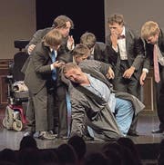 Da hat der Rollstuhl nichts mehr zu suchen: Hanspeter Müller-Drossaart als Philippe und das Theater Hora. (Bild: Casino Theater/Caro Gammenthaler)