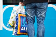 GRENZE, EINKAUFEN, EINKAUFSTOURISMUS, SCHWEIZ DEUTSCHLAND, KONSUMGESELLSCHAFT, DETAILHANDEL, ALDI, (Bild: GEORGIOS KEFALAS (KEYSTONE))