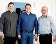 Der neue Geschäftsführer Alberto Provenza (Mitte) und «Klein Rigi»-Inhaber Walter Arnold (rechts) sind Ivan Dupcevic dankbar für die geleistete Aufbauarbeit. (Bild: PD)