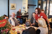 Mitarbeiter verwöhnen die Besucher des Apfelfests. (Bild: Peter Spirig)