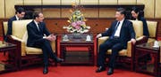 Gespräch in wohnlicher Atmosphäre: Emmanuel Macron (links) und Xi Jinping. (Bild: Andy Wong/AP (Peking, 8. Januar 2018))