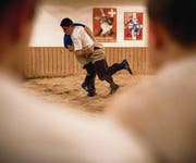 Hart im Kampf, fair im Umgang: Clubmeisterschaft im Sirnacher Schwingkeller. (Bild: Benjamin Manser)