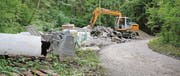 Seit einiger Zeit wird der kleine Wald oberhalb des Schulhauses Steig als Abstellplatz für Baumaschinen und als Lagerplatz für Bauschutt verwendet. (Bild: Henrik Jochum)