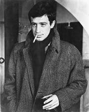 Als das Rauchen noch nicht tödlich war: Schauspieler Jean-Paul Belmondo hat seine Gauloise lässig im Mundwinkel hängen. (Bild: Silver Screen Collection/Getty)