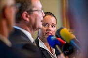 Regierungspräsidentin Carmen Haag (rechts) und Regierungsrat Walter Schönholzer vor den Mikrofonen. (Bild: CHRISTIAN MERZ (KEYSTONE))