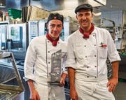 Lehrling Pascal Feuz zeigt die Trophäe, die sein Lehrmeister Markus Fuchs dank ihm gewonnen hat. (Bild: Maya Heizmann)