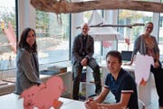 Im hellen Kindergartenneubau: Kindergärtnerin Rita Binder, Tiziano Salzmann (Geschäftsleitungsmitglied Innoraum), der zuständige Projektleiter von Innoraum, Martin Helbling, und Schulpräsidentin Vroni Diethelm. (Bild: Mathias Frei)